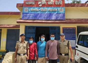 सोशल मीडिया पर राफ्टिंग गाइड व पर्यटकों के बीच हो रही मारपीट के वायरल वीडियो का संज्ञान लेकर पुलिस ने तीन को किया गिरफ्तार