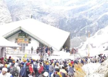 हेमकुंड साहिब में एक लाख से ज्यादा सिख श्रद्धालुओं ने गुरुग्रंथ साहिब के सामने माथा टेका