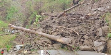 लगातार बारिश से भारी भूस्खलन, यात्रियों से भरी मैक्स आई चपेट में, एक व्यक्ति लापता