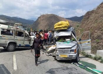 बद्रीनाथ राजमार्ग पर देवप्रयाग के पास दो गाड़ियां हुई जब आमने-सामने