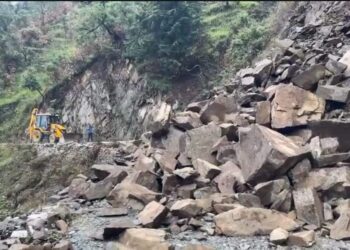 पोखरी विकासखंड में बारिश के कारण उदामांडा-रौता मार्ग मलवा आने से हुआ अवरुद्ध