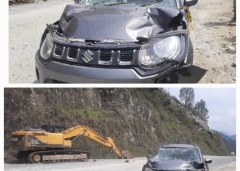 देहरादून से गोपेश्वर जा रही कार पर पहाड़ी से गिरा पत्थर, बाल-बाल बचे वाहन सवार