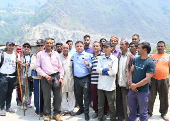 बद्रीनाथ विधानसभा की उर्गम घाटी की सड़क व्यवस्था पर अधिकारी की ग्रामीणों ने ली जमकर क्लास,वीडियो हुआ वायरल