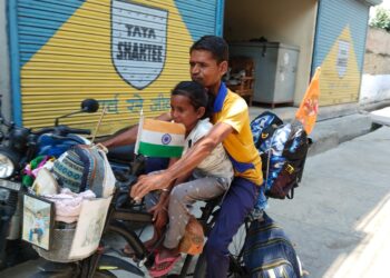 गुजरात के कागड़ अशोक जीना भाई 8 साल की बेटी के साथ निकले चारधाम यात्रा पर, द्वारिका व बद्रीनाथ की यात्रा कर चुके हैं पूरी