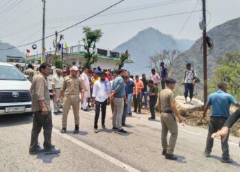 टेम्पो ट्रेवलर की घटना से दहल उठा जनपद, डीएम की इंसानियत ने जीता दिल