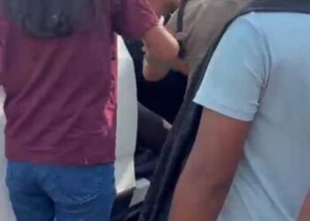 हरिद्वार में जाम खुलवा रही थी पुलिस, गलत गाड़ी लगाने वाले ने पुलिस से की अभद्रता