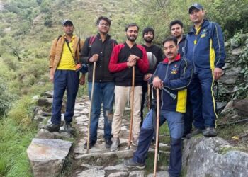 युवकों के लिए संकटमोचक बनी एसडीआरएफ की रेस्क्यू टीम, चोपता-देवरिया ताल ट्रैक पर फंसे चार युवाओं का एसडीआरएफ ने किया रेस्क्यू, रात के घने अंधेरे में जंगलों के बीच युवकों को ढूंढने में सफल रही टीम