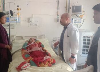 गुलदार के हमले से गर्दन की चोट झेल रही सिया को बेस अस्पताल में किया गया भर्ती