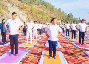 रांसी स्टेडियम में आयोजित योग बना आकर्षण का केंद्र आरोग्य रहने के लिए योग है बेहद जरूरी : डॉ. धन सिंह रावत
