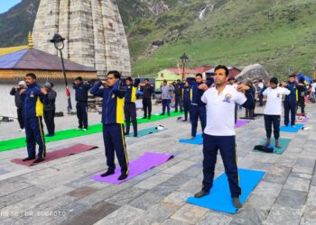 11वें ज्योतिर्लिंग श्री केदारनाथ धाम से किया गया 10वें अंतर्राष्ट्रीय योग दिवस का शुभारंभ, गुलाबराय मैदान में आयोजित किया गया योगाभ्यास कार्यक्रम, योग स्वस्थ शरीर एवं प्रसन्न मन के लिए जरूरी है: जिलाधिकारी