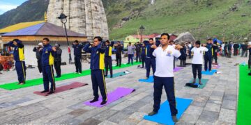 11वें ज्योतिर्लिंग श्री केदारनाथ धाम से किया गया 10वें अंतर्राष्ट्रीय योग दिवस का शुभारंभ, गुलाबराय मैदान में आयोजित किया गया योगाभ्यास कार्यक्रम, योग स्वस्थ शरीर एवं प्रसन्न मन के लिए जरूरी है: जिलाधिकारी