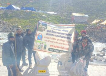 अंतर्राष्ट्रीय योग दिवस पर केदारनाथ धाम में नगर पंचायत केदारनाथ एवं सुलभ इंटरनेशनल के पर्यावरण मित्रों द्वारा चलाया गया सफाई अभियान