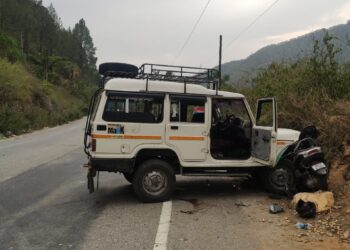 बद्रीनाथ राजमार्ग पर जब स्कूटी और मैक्स वाहन हुए आमने-सामने