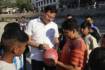 सीएम धामी ने नैनीताल भ्रमण पर पर्यटकों से की मुलाक़ात, बनाई खुद चाय..