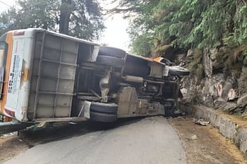 यहाँ गंगोत्री राष्ट्रीय राजमार्ग पर पलटी यात्रियों की बस