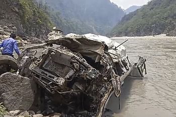 रुद्रप्रयाग हादसे में उप निरीक्षक समेत 4 कार्मिक सस्पेंड, पूरी खबर यहाँ पढ़ें