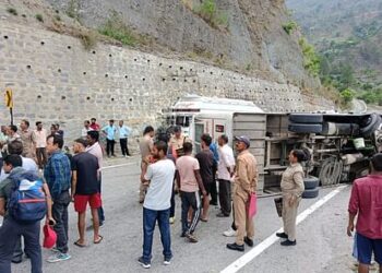 यहाँ यात्रियों से भरी बस डिवाइडर से टकराई