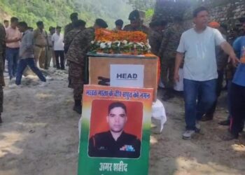 आनंद तेरा यह बलिदान, याद रखेगा हिन्दुस्तान के लगे नारे, सैन्य सम्मान के साथ सूर्यप्रयाग घाट में शहीद आनंद की अंतिम विदाई