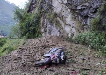 देवाल नंदकेशरी में चट्टान से गिरे बोल्डर