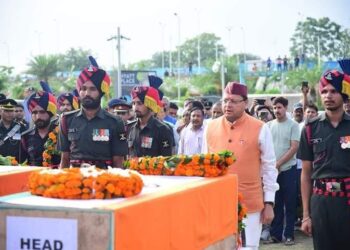 उत्तराखंड पहुंचे शहीदों के पार्थिव शरीर, जोलीग्रांट एयरपोर्ट पर दी गई शहीदों को श्रद्धांजलि, हर आँख हुई नम