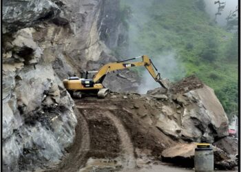बद्रीनाथ हाइवे पर बोल्डर मलबा हटाने का कार्य जारी