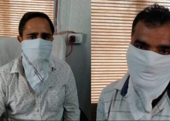 रिश्वत लेते हुए एलआईयू के दरोगा और हेड कांस्टेबल को बिजलेंस टीम ने किया गिरफ्तार