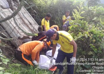 सुबह- सुबह यहाँ खाई में गिरी कार,दो की मौत, तीन घायल