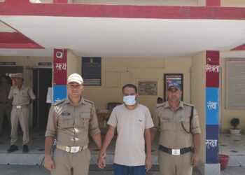 पहले बैट से मारा, फिर सिलाई से गला घोंटा और फंदे पर टांक दिया,पत्नी की हत्या कर आत्महत्या बताने वाले आरोपी को पुलिस ने किया गिरफ्तार