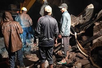 भारी बारिश से कच्चे घर के ऊपर गिरा मलबा