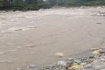 भागीरथी नदी किनारे मिला अज्ञात बुजुर्ग महिला का शव, शिनाख्त में जुटी पुलिस