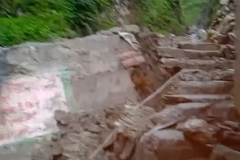 भारी बारिश से यमुनोत्री धाम परिसर में आया मलबा