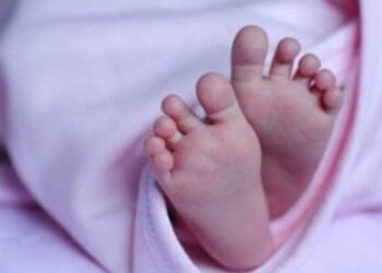 यहाँ महिला ने दुकान की गैलरी में दिया बच्ची को जन्म