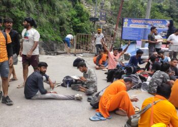 केदारघाटी आपदा और युद्धस्तर पर रेस्क्यू कार्य जारी, यात्रियों की मदद के लिये जिला प्रशासन ने कसी कमर