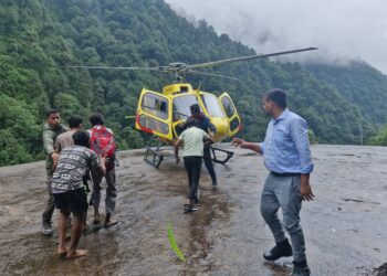 श्रद्धालुओं ने रेस्क्यू के बाद बताई अपनी दिल की बात, डीएम रुद्रप्रयाग ने चीरबासा हेलीपेड पर खुद कसी कमर, रेस्क्यू में निभाई भूमिका