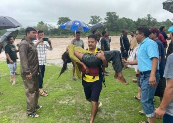 टनकपुर पूर्णागिरी मार्ग में बरसाती नाले में जब फंसी मैक्स जीप