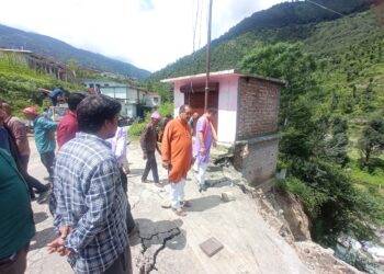 धारकुडी बांगर में आपदा प्रभावितों से की विधायक भरत चौधरी ने मुलाकात, विभागीय अधिकारियों के साथ भू-धंसाव स्थल का किया निरीक्षण