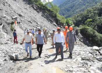 प्रभारी सचिव ने किया केदार घाटी में क्षतिग्रस्त मोटर मार्गों का निरीक्षण