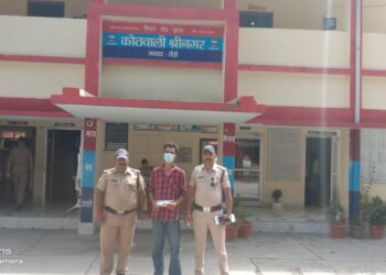 शातिर मोबाइल चोर को श्रीनगर पुलिस ने किया गिरफ्तार नशे का आदी होने, पैसों की तंगी के कारण मोबाइल चोरी की घटनाओं को देता था अंजाम