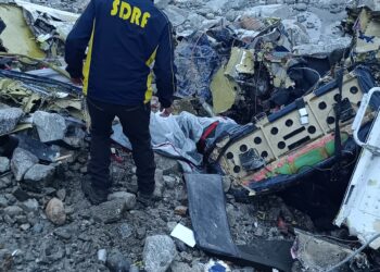 सुधार को लाया जा रहा खराब हेली  का जब टूटा सम्पर्क,वायु सेना के एमआई 17 से हैंग कर गौचर हवाई पट्टी ले जाया जा रहा था खराब हेली