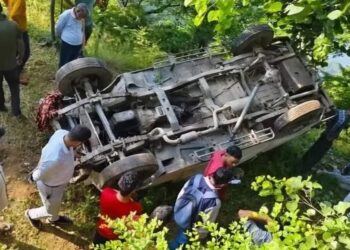 शिक्षकों को लेकर जा रहा वाहन हुआ हादसे का शिकार