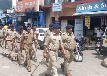श्रीनगर पुलिस ने बाहरी व्यक्तियों के सत्यापन कराने को लेकर निकाला फ्लैग मार्च