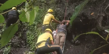 यहां अनियंत्रित होकर गहरी खाई में गिरी कार, 6 लोग थे सवार, 2 की मौत