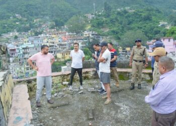 स्वच्छता ही सेवा पखवाड़े का अनोखे अंदाज में आगाज, डीएम रुद्रप्रयाग ने अधिकारियों के साथ पर्यावरण मित्रों की बस्ती में किया सफाई कार्य