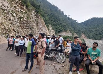बद्रीनाथ राजमार्ग नरकोटा के पास पहाड़ी से गिर रहा मलबा पत्थर