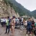 बद्रीनाथ राजमार्ग नरकोटा के पास पहाड़ी से गिर रहा मलबा पत्थर