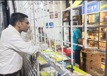 जब डीएम देहरादून पहुंचे शराब की दुकान पर,सेल्स मैन ने दी 20रूपये ज्यादा की शराब