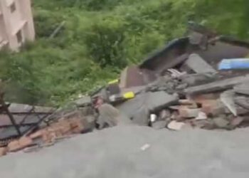 भारी बारिश का कहर, अल्मोड़ा बेस अस्पताल के निकट भारी बारिश से भरभरा कर गिरी चार दुकानें