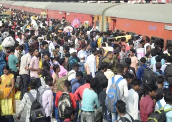 दिल्ली आइएसबीटी पर उत्तराखंड के यात्रियों में सीट के लिए मारामारी, दून आने वाली बसें फुल; ट्रेनें पैक