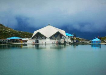 पूर्ण विधि विधान एवं अंतिम अरदास के साथ बैंड की मधुर धुन व पंच प्यारों की अगुवाई में शीतकाल हेतु बंद हुए श्री हेमकुण्ड साहिब  के कपाट