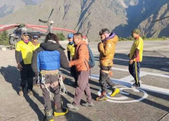 चौखम्भा ट्रैक पर फंसे दोनों पर्वतारोही को सुरक्षित निकाला